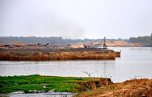 河南南阳白河河道现断崖式塌陷 呈瀑布景观