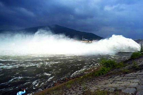 吉林丰满大坝导流洞泄水 场面震撼