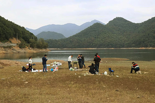 饮用水源保护区里又是烧烤又是垃圾又是游泳…… 亲 你可还记得你喝的水是从这里来的吗？