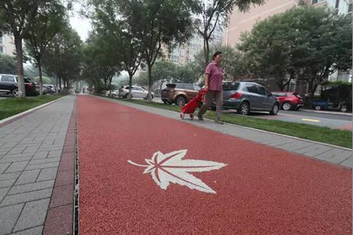 “下雨不积水 我这鞋干净着呢” 体验海绵城市的神奇