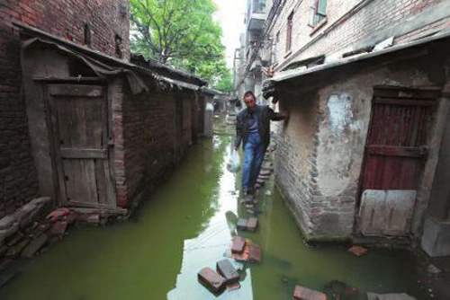 污水包围居民住宅 要回家 先“过河”