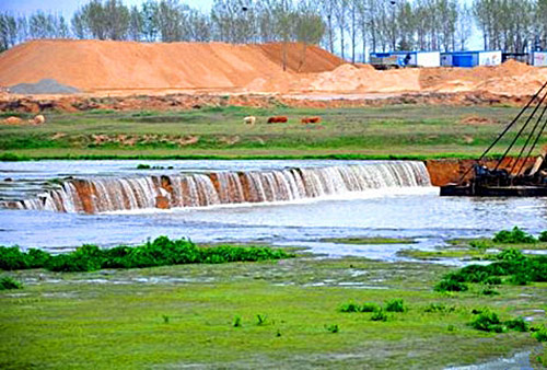 河南南阳白河河道现断崖式塌陷 呈瀑布景观