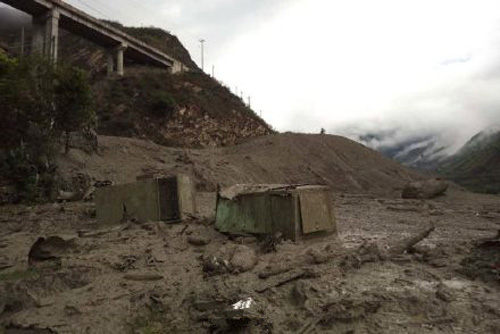 强降雨冲垮供水主管 福贡县城设立8个临时供水点