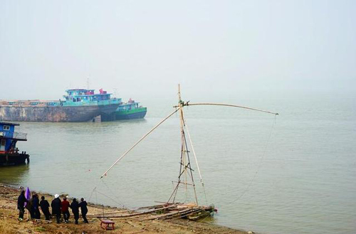 武昌江滩成了菜地鸡窝 污水流向水厂取水口