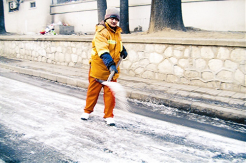 每日大量污水跑冒结冰 南口地道要臭到何时