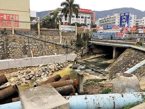 河道惊现黄色污水市民担心污染水源