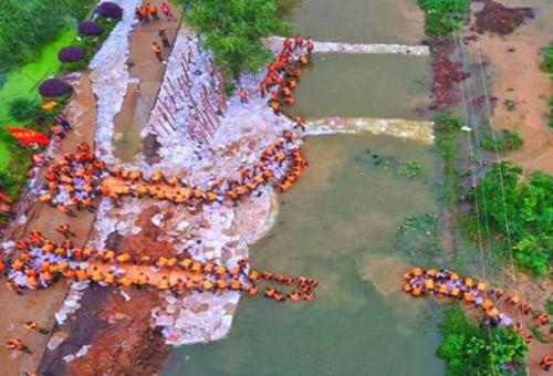 受连日暴雨影响 中国最大城中湖现溃堤险情