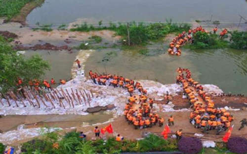 受连日暴雨影响 中国最大城中湖现溃堤险情