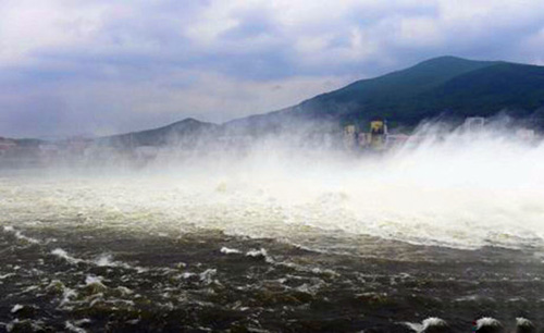 吉林丰满大坝导流洞泄水 场面震撼