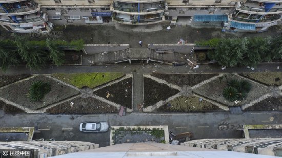 小区水退 泡水汽车沾满泥