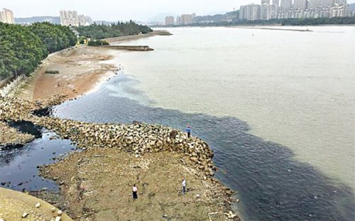 福州金山红旗浦黑臭河水汇闽江 居民叫苦不迭