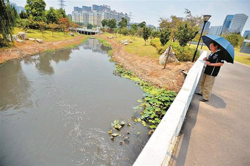 黑污水经明渠排入沙湖 水务部今赴现场调查