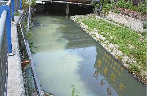 黄台派出所东临河道发现污水排入