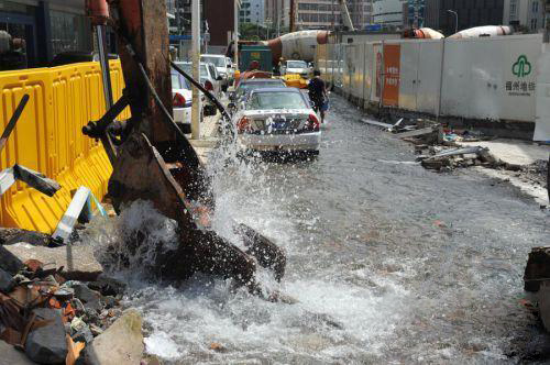 管网施工挖破自来水管道 水喷高百米道路成河