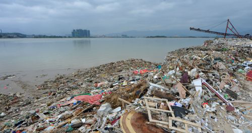 福州乌龙江畔采砂后用建筑垃圾填江 河水生态遭破坏