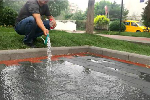 “下雨不积水 我这鞋干净着呢” 体验海绵城市的神奇