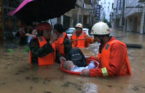 湖北宜昌暴雨致多地内涝 消防官兵疏散被困群众1000余人