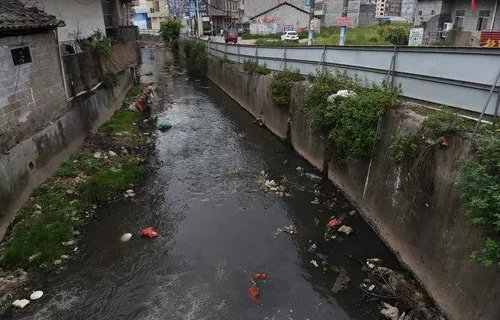 新华社调查玉林南流江污染：污水直排 河长公示牌旁垃圾成堆